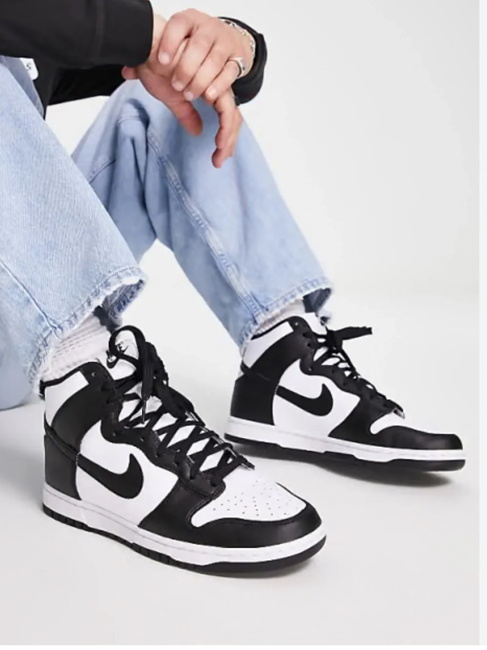 Nike Dunk High Retro sneakers in black and white size 9
